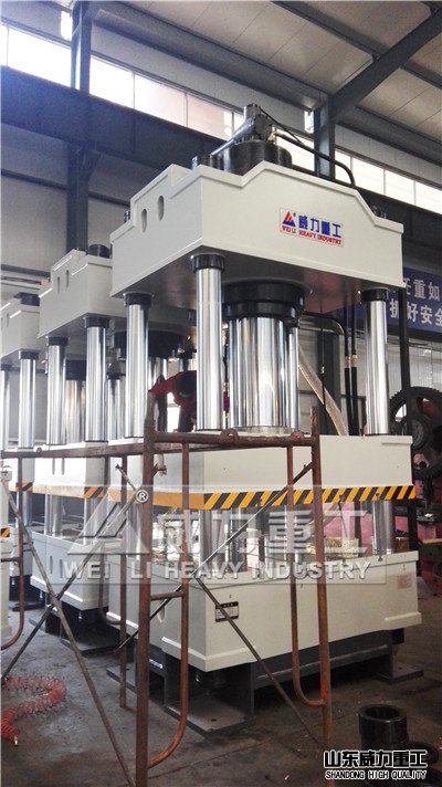 四柱液壓機車間