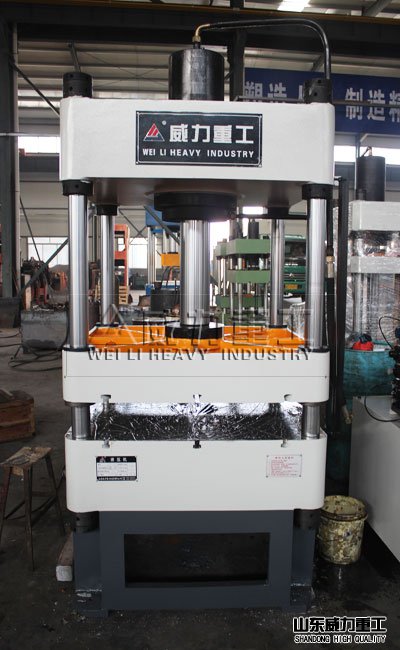 四柱液壓機(jī)車間