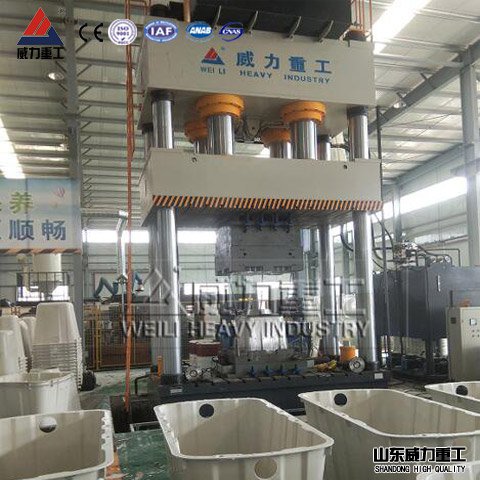 <b>三臺2000噸化糞池成型液壓機調(diào)試安裝投入生產(chǎn)</b>