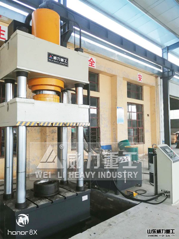 500噸液壓機(jī)現(xiàn)場拍攝