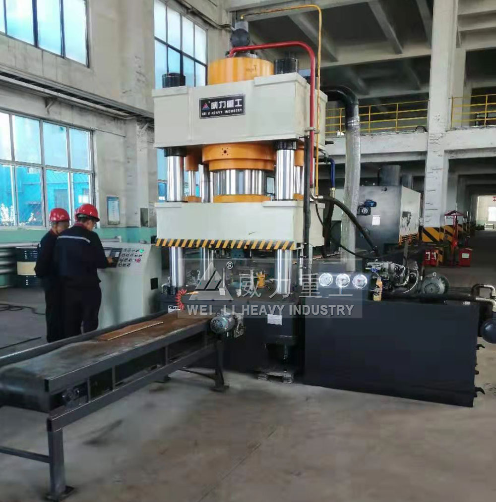 客戶現場調試315噸錨桿托盤液壓機