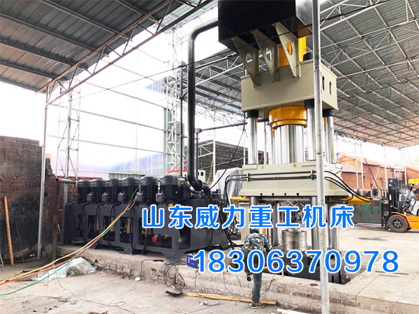 1000噸快長軸鍛造液壓機(jī)機(jī)身后面