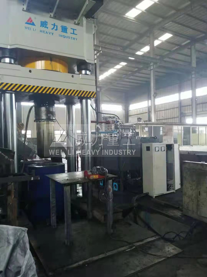 山東威力重工石墨坩堝成型液壓機