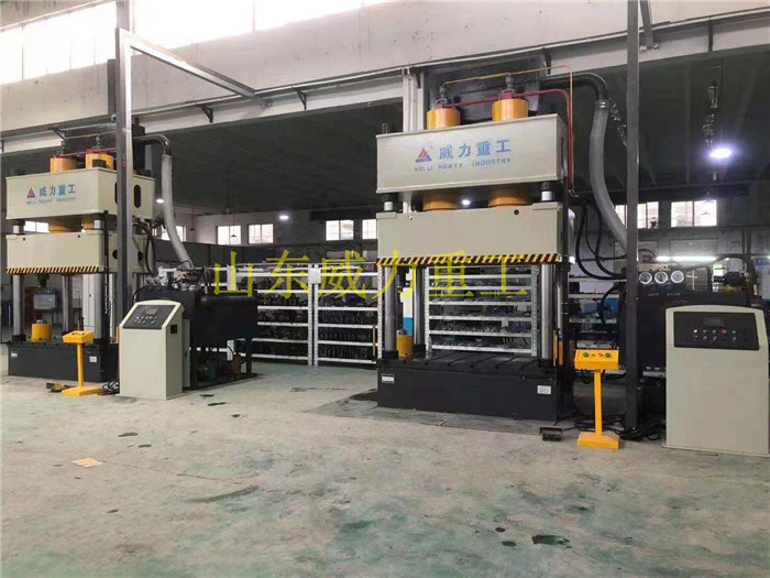 復合材料模壓成型液壓機客戶使用車間