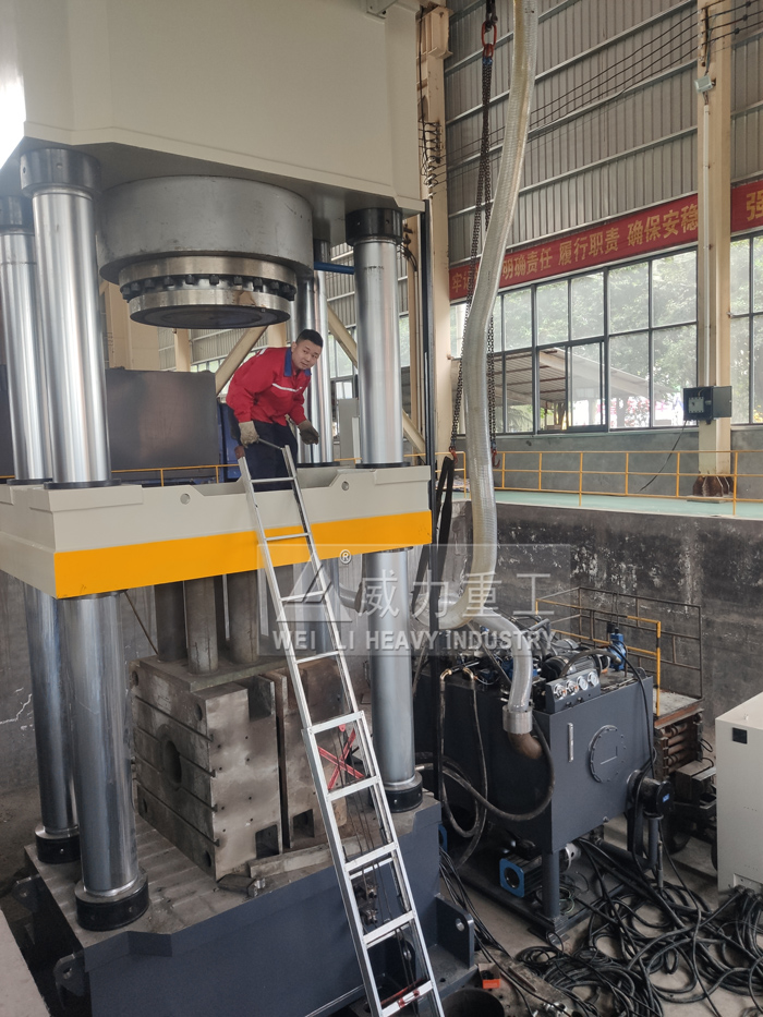 坩堝液壓機廠家安裝調(diào)試中